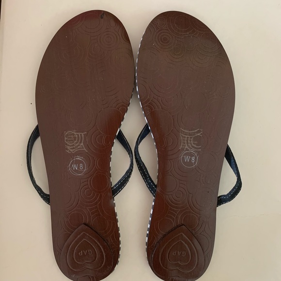 NWOT Gap flip flops - Picture 3 of 5